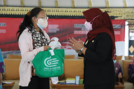 Sleman serahkan bantuan untuk ibu hamil dan balita terdampak COVID-19