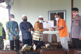 PT Arutmin bantu Rp100 juta untuk pembangunan Masjid Al-Muhajirin Desa Sungai Cuka