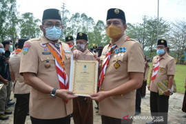 Fadhil-Bakhtiar menerima penghargaan Pramuka dari Kwarda Jambi