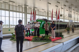 Menkomarves-Menhub meluncurkan Kereta Api Bandara YIA