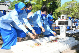 Peringati HUT ke-75, Jalasenastri Korcab VIII ziarah di TMP Kairagi