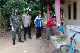 Pasien isoman dapat obat dari Koramil Toboali