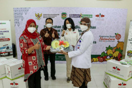 Sambut GBN ke-6, Ewindo salurkan buah ke nakes RS Siloam Purwakarta