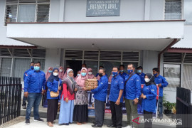 Demokrat Pasaman bagikan paket sembako dan masker pada masyarakat
