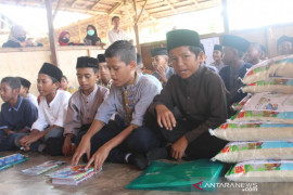 ACT Maluku salurkan 1.000 paket beras untuk santri, kepedulian sosial