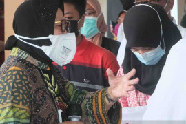 Menteri Risma motivasi anak yatim korban COVID-19