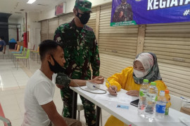 Koramil  0602-01/Kota Serang -Dinkes vaksin pekerja mall dan masyarakat