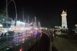 Taman Jam Gadang sudah dibuka, warga dan wisatawan kembali bergairah ke Bukittinggi