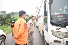 Tim Satgas COVID-19 Tanah Laut pulangkan dua bis rombongan wisata relegi