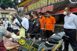 Pengedar sabu nekad  pakai motor beraksesori  trail polisi