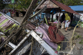 Pengungsi Korban Banjir Bandang Desa Rogo Page 2 Small