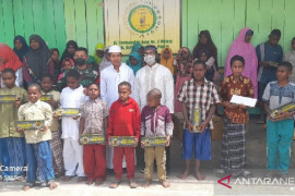 Satgas TNI Yonif 751 bantu sembako-perlengkapan ibadah di pondok pesantren Walesi