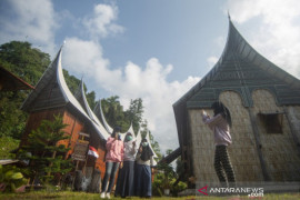 Informasi Digital Rumah Gadang    Page 1 Small