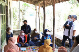 Menteri BUMN Erick Thohir apresiasi nasabah perempuan PNM belajar jualan "online"