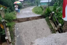 Aceh Tamiang dilanda banjir, satu jembatan ambruk