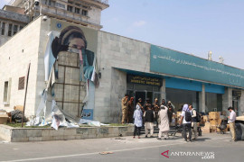 Pasukan AS pergi, pendukung Taliban arak peti mati berbendera Amerika