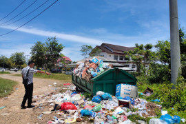 Dampak pemblokiran jalan, sampah mulai menumpuk di seputaran kota Calang