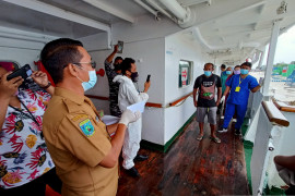 Satu pasien isolasi terapung di kota Sorong sembuh diturunkan dari KM Sirimau