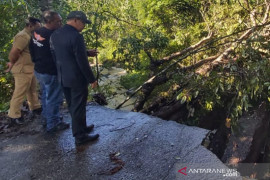Jembatan antardesa di Kotabaru putus diterjang banjir