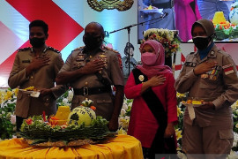 HUT Polwan di Papua berikan tumpeng mantan pasukan perdamaian