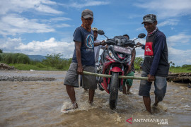 Luapan Air Sungai Tutupi Jalan di Desa Jono Oge Page 2 Small