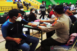 Biddokkes Polda Kalsel gelar vaksinasi tahap satu dan dua kepada masyarakat umum