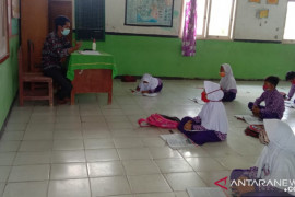 Siswa SD Negeri Cigelam 2 belajar duduk dilantai