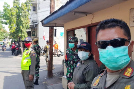 Rutin razia masker, Satpol PP Jatim tak berhenti ingatkan prokes