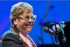 Elton John luncurkan album terbaru yang berkolaborasi dengan banyak musisi