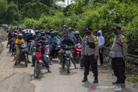 Jalan Trans Palu-Palolo Tertimbun Longsoran Page 3 Small