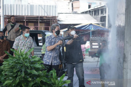 Pemkot Bogor bersihkan mural di jalan raya jaga keindahan kota