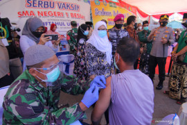 Santri Ponpes Miftahul Ulum Situbondo antusias ikuti vaksinasi