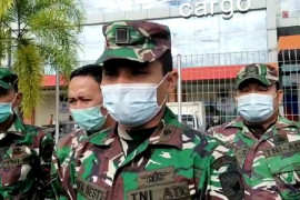 Jenazah Serda TNI Ambrosius Apri korban OTK Maybrat  tiba di Bandara Supadio