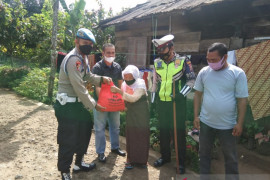 PPKM Mikro, warga Sibongbong Tapsel dapat bantuan sembako
