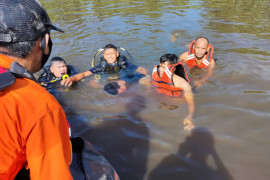 Seorang pria jatuh dari kapal cepat saat syuting, ditemukan meninggal