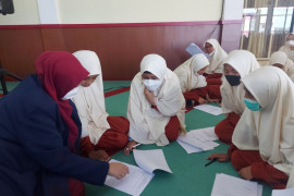 Mahasiswa FK Unair beri edukasi kesehatan reproduksi pada santri Al Izzah Batu