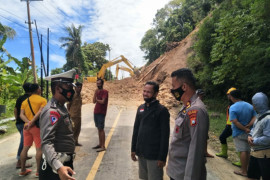 Polres Majene bersihkan material longsor yang memutus jalan transSulawesi