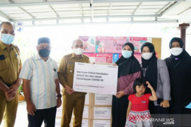 Wali Kota Pangkalpinang serahkan bantuan untuk masyarakat terdampak COVID-19 ke Yayasan Bunda Salamah