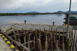 Dermaga Simpang Hilir Kayong Utara rusak diduga ditabrak tugboat