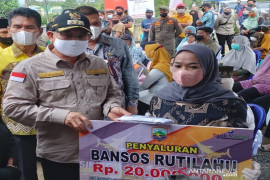 Bupati serahkan bantuan di empat kecamatan