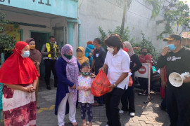 Legislator kawal penyaluran sembako bantuan stakeholder di Kota Surabaya