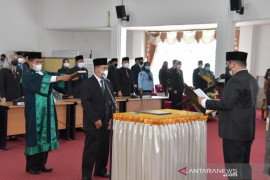 Muhammad Bustami resmi dilantik PAW Anggota DPRD HSS