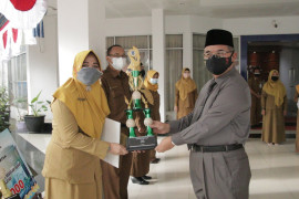 Pengawas, kepala sekolah, guru dan siswa berprestasi HSS terima penghargaan