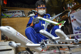 Perajin miniatur pesawat