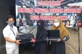 Milenial Bangka Tengah Keadilan Desa Baskara Bakti Terima Laptop dari PT Timah Tbk