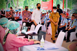 Presiden tinjau  vaksinasi pelajar dan santri di Ponorogo, Jawa Timur