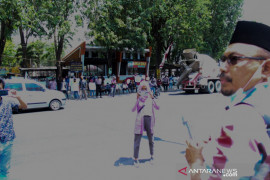 Puluhan warga Merak Situbondo unjuk rasa tuntut percepatan pengesahan P-APBD