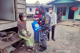 TNI AL Pos pantau Penajam bagikan 100 paket bahan pangan kepada warga