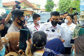 Resmikan sentra vaksinasi di Kecamatan Medan Selayang, Bobby dialog dengan warga yang tak bisa divaksin