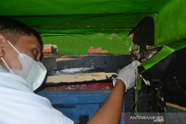 Petugas geledah sel warga binaan Lapas Nyomplong Sukabumi